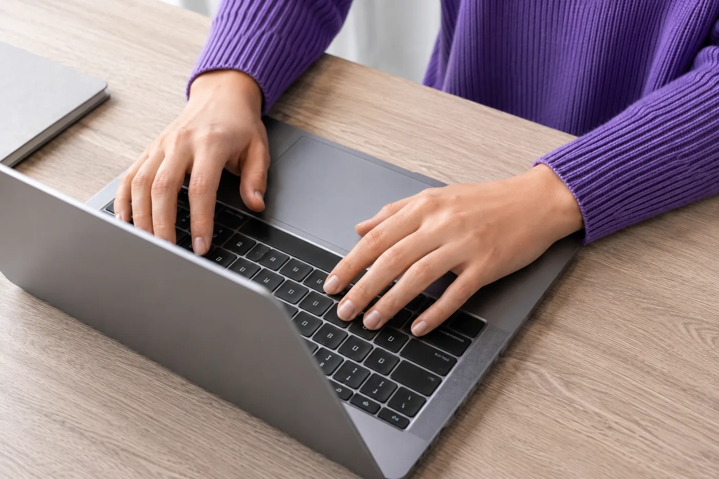 Consultora da STG trabalhando em notebook
